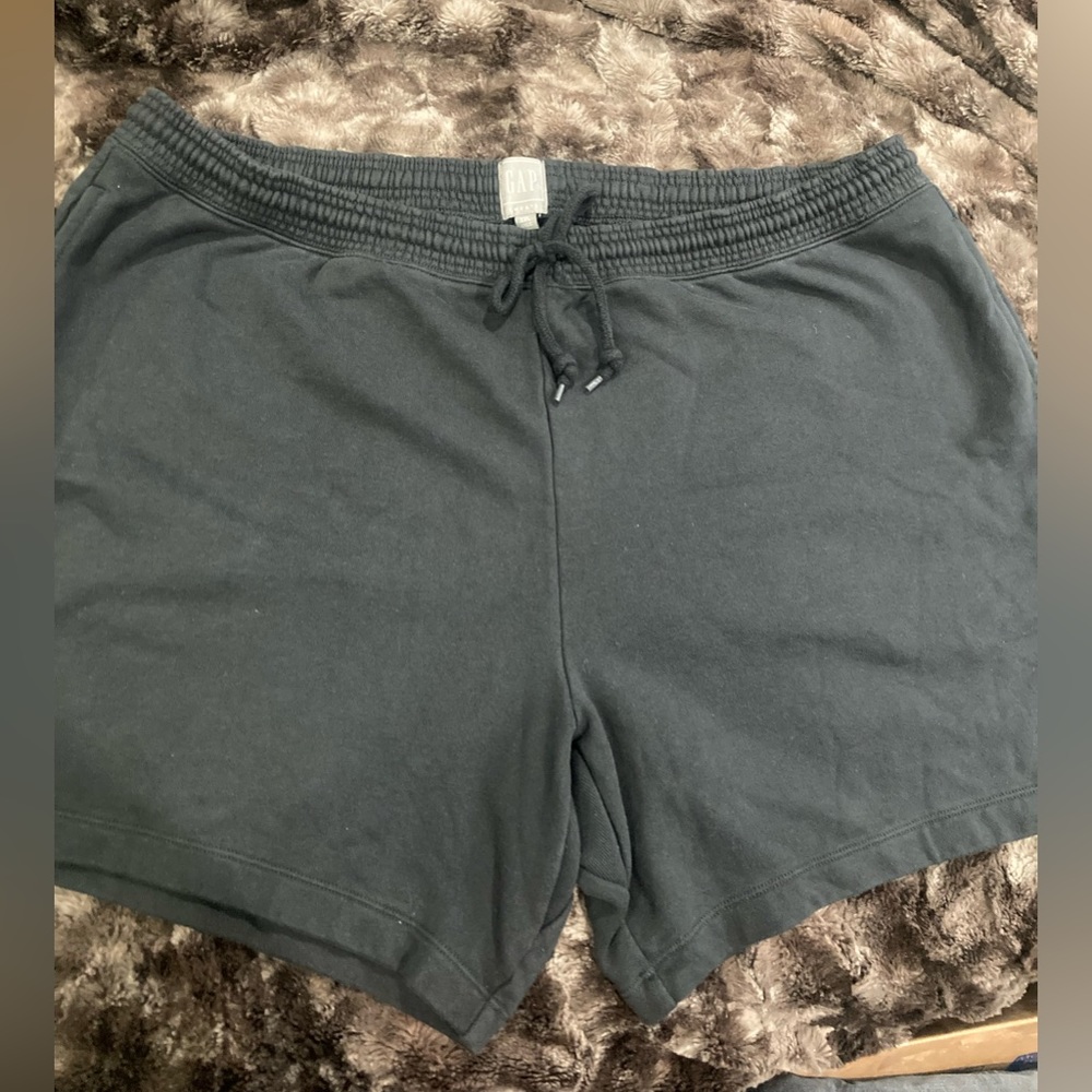 Gap black sweat shorts 2xL
Two pockets on the side pocket on back right cheek